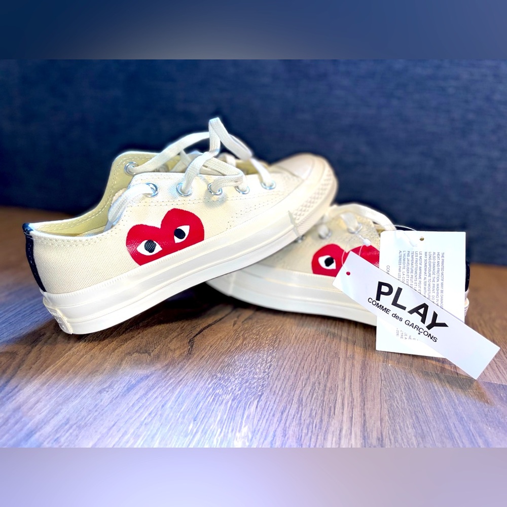 NWT, Comme Des Garçons Converse. Women’s size 5, men’s size 3, w/ box brand new
